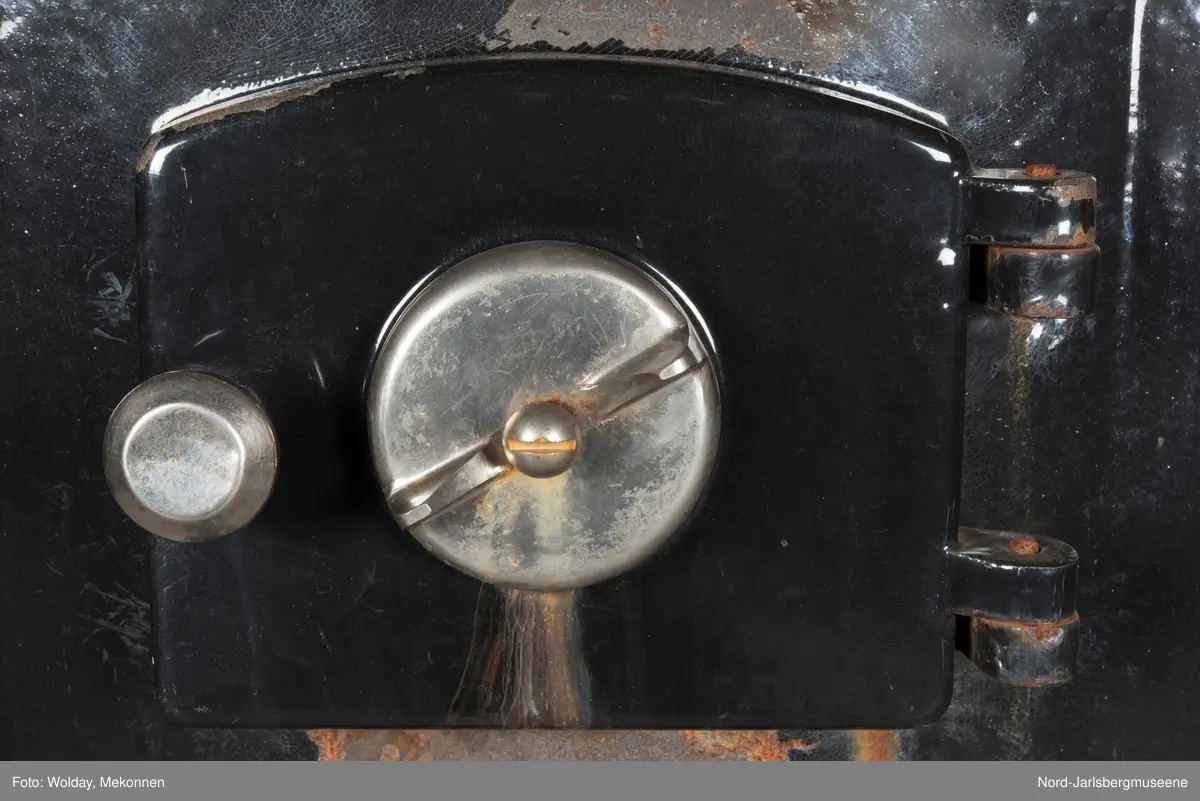 Relieffer: 1. på fronten: Askepott og prinsen som prøver om skoen passer. 2. På sidene: Askepott i grua med slottet i bakgrunnen. På grindene på dobbeltdørene til kokerom: en medaljong med grytemotiv, grinden med gjennombrutt labyrintmønster.