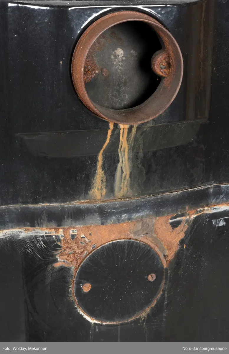 Relieffer: 1. på fronten: Askepott og prinsen som prøver om skoen passer. 2. På sidene: Askepott i grua med slottet i bakgrunnen. På grindene på dobbeltdørene til kokerom: en medaljong med grytemotiv, grinden med gjennombrutt labyrintmønster.