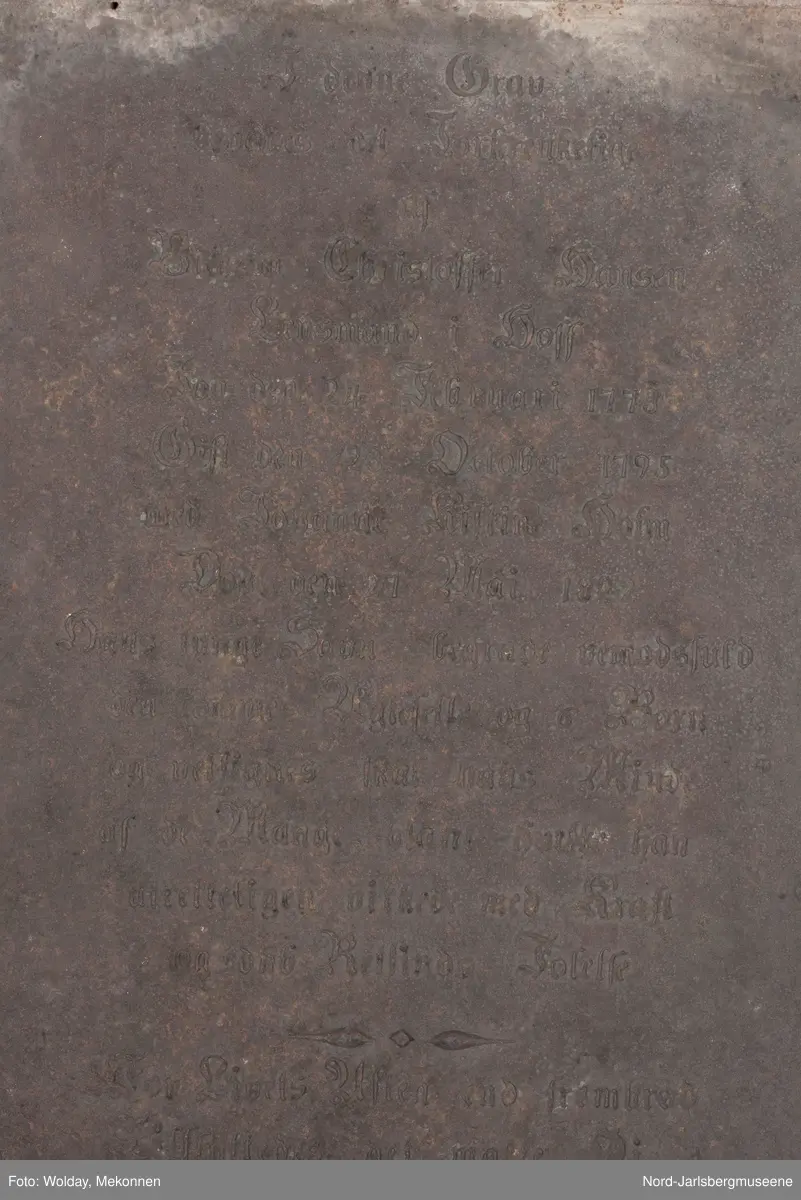 Noen enkle rosetter på her side av "af" øverst på platen. En svært forenklet girlander med rosett som deler teksten i to horisontale felt. Tekstinskripsjon ( se påført tekst merker)