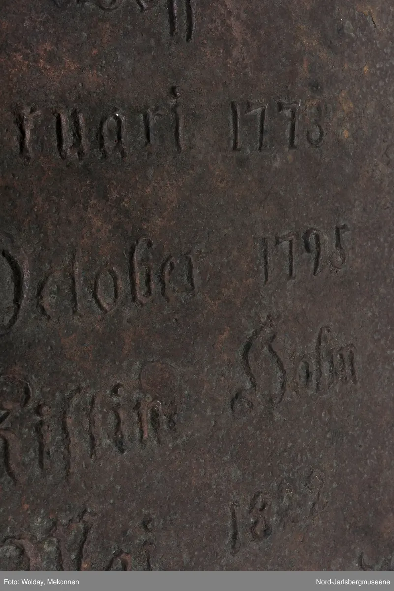 Noen enkle rosetter på her side av "af" øverst på platen. En svært forenklet girlander med rosett som deler teksten i to horisontale felt. Tekstinskripsjon ( se påført tekst merker)