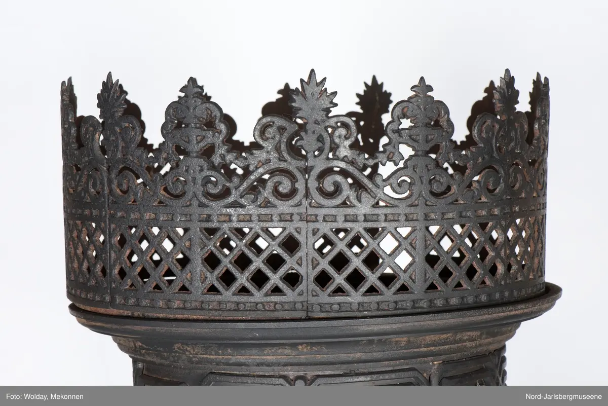 Løveemblem, med hel krone, noe XO mønster