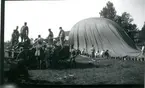 Fältballongen fylles med gas.