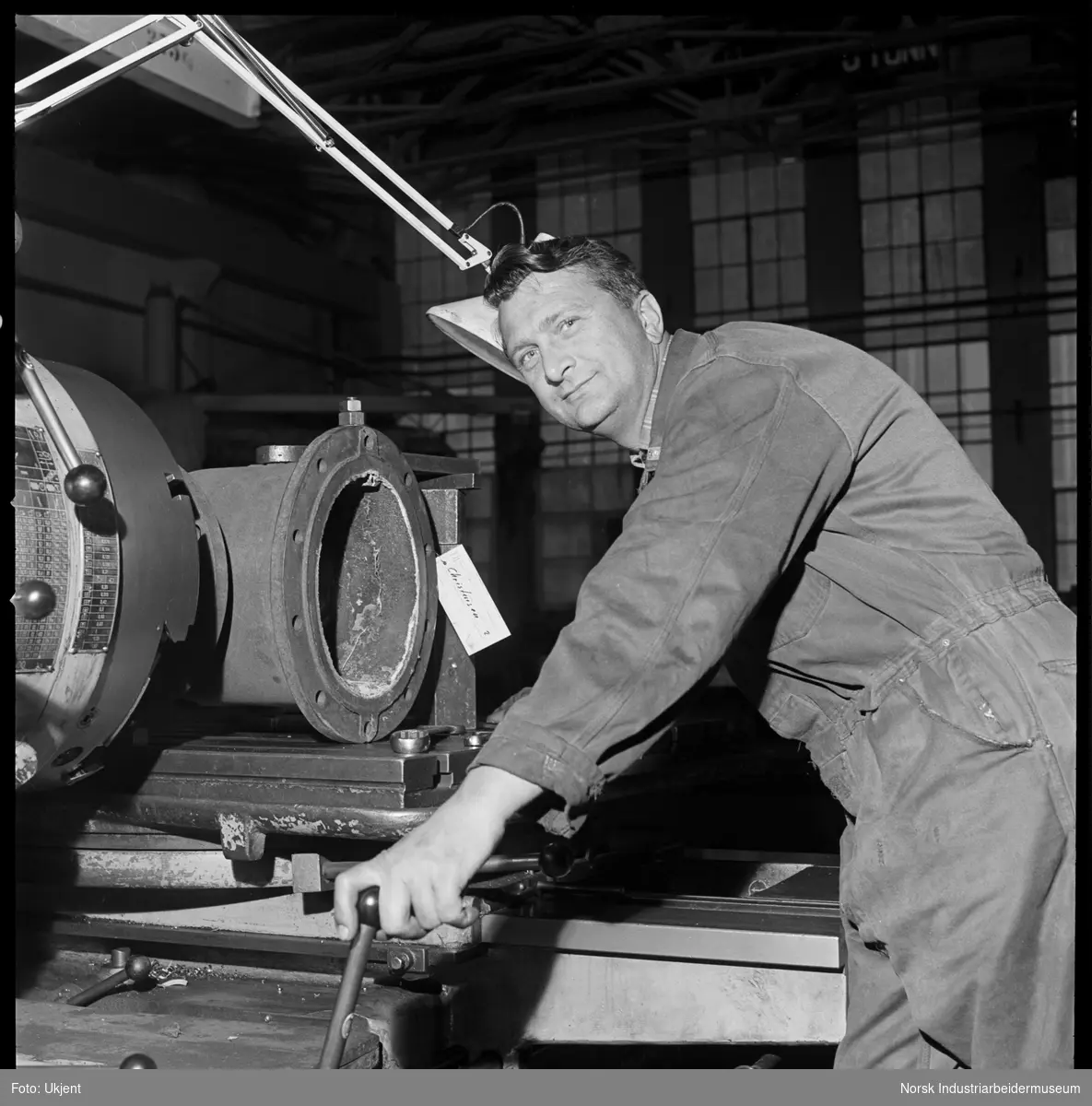 Harald Hjelvik på arbeid i maskinverksted.