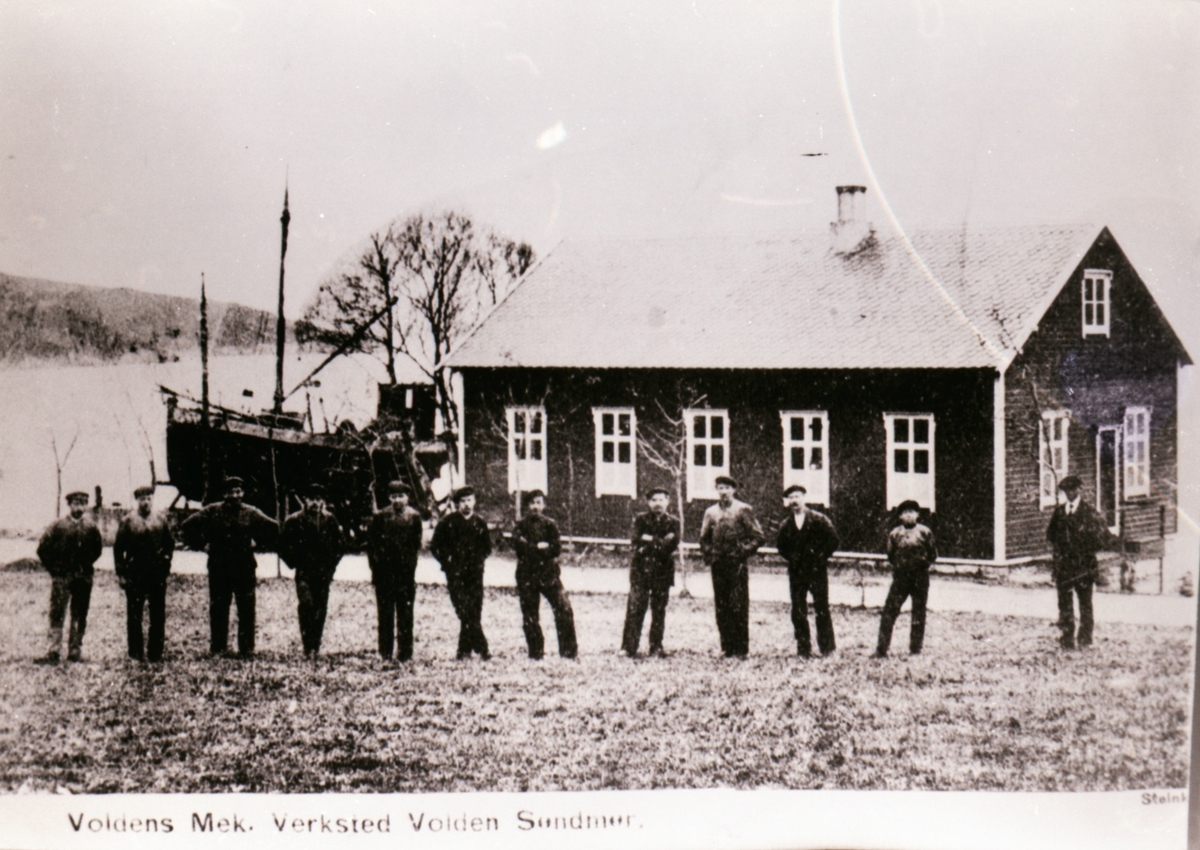 Arbeidere fremfor det gamle Volda Mekaniske Verksted.