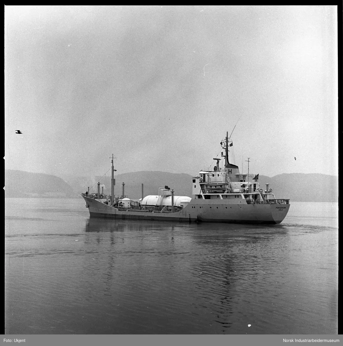 M/T Porsgrunn på vei ut fjorden med siste klorlast.