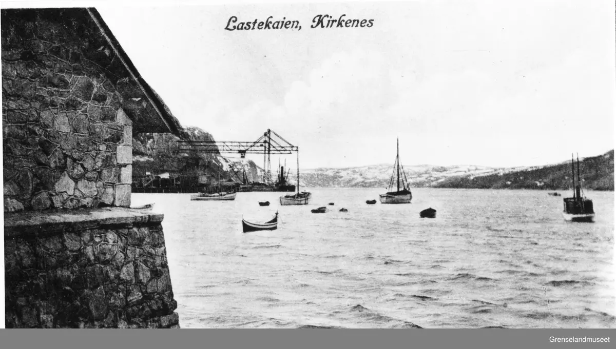 Lastekaien i Kirkenes. Pumpehuset til venstre.
Antagelig 1920-årene.