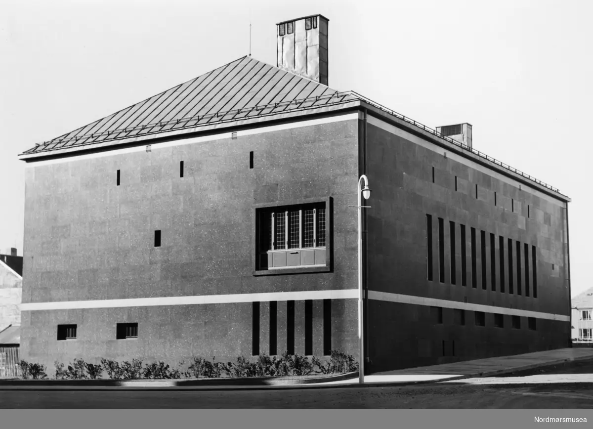 Foto av Norges bank lokaler i Kristiansund. I dag holder biblioteket til i disse lokalene i Bernstorffstredet 2. Fra Nordmøre museums fotosamlinger.