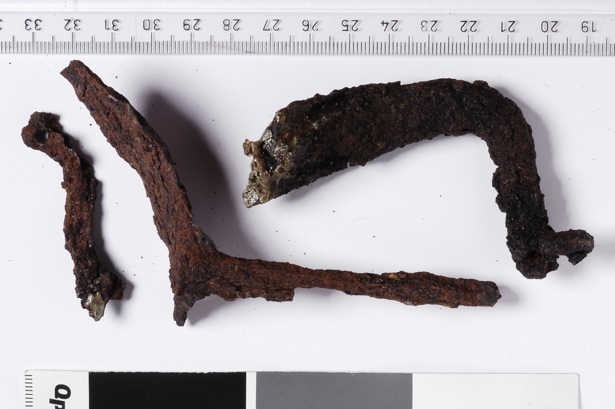 Trinsen mangler. Minner om spore hos Sigurd Grieg, Middelalderske byfunn s.329 fig.299.