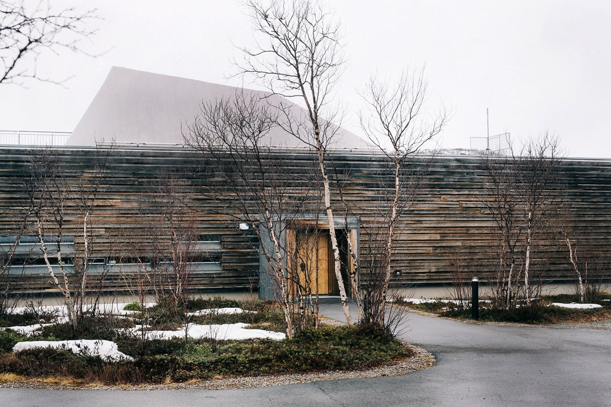 Et dørhåndtak er både et funksjonelt objekt og et symbol på åpningen ut mot verden, og blir på et vis husets håndtrykk og førsteinntrykket for de besøkende.
"Omasum" er det latinske ordet for reinens bladmage, som har inspirert formen på dørhåndtaket. Bladmagen er rund og full av folder, slik alt liv er bygd opp av sirkulære former, fra celler og dråper til organer og skyer. Kunstneren peker også på at det å leve av og med reinen betydde å utnytte alle deler av den. Dørhandtaket er støpt i messing, som er regnet som et beskyttende metall i samisk tradisjon.