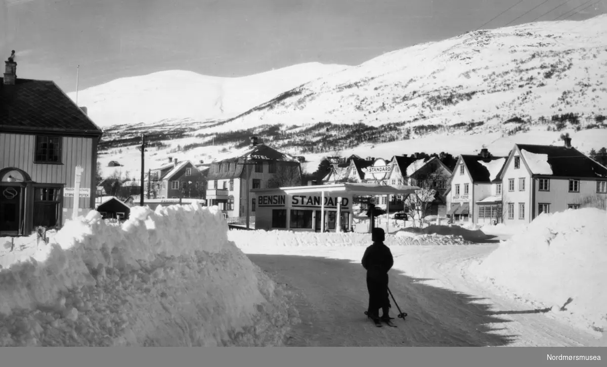 "Parti ved Aune Opdal" Postkort med vintermotiv fra Oppdal. Eier av originalmaterialet er Sunndal museumslag. Fra Nordmøre museums fotosamlinger.