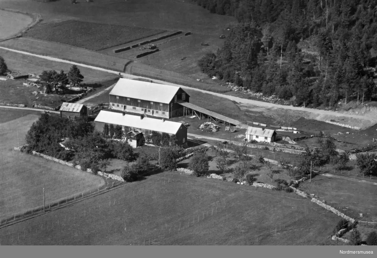 Flyfoto fra et gårdbruk, trolig i Sunndal kommune. Eier av originalmaterialet er Sunndal museumslag. Fra Nordmøre museums fotosamlinger.