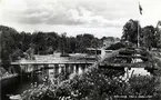 Västra slottsvallen på Kalmar skott. Kanoner och vallgraven syns tydligt. Stadsparken i bakgrunden.