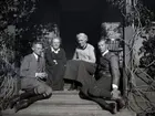 Från vänster: Gustaf Seidler, Nina Hammarskjöld, Ada Rydström och Kurt Seidler på verandan vid Segersgärde.