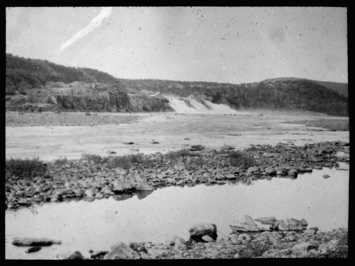 Nieidagorzi (Pikefossen) i bakgrunnen ved Kautokeinoelv. Den er 8 meter høy og ligger ca. 18 kilometer sør for Masi.
