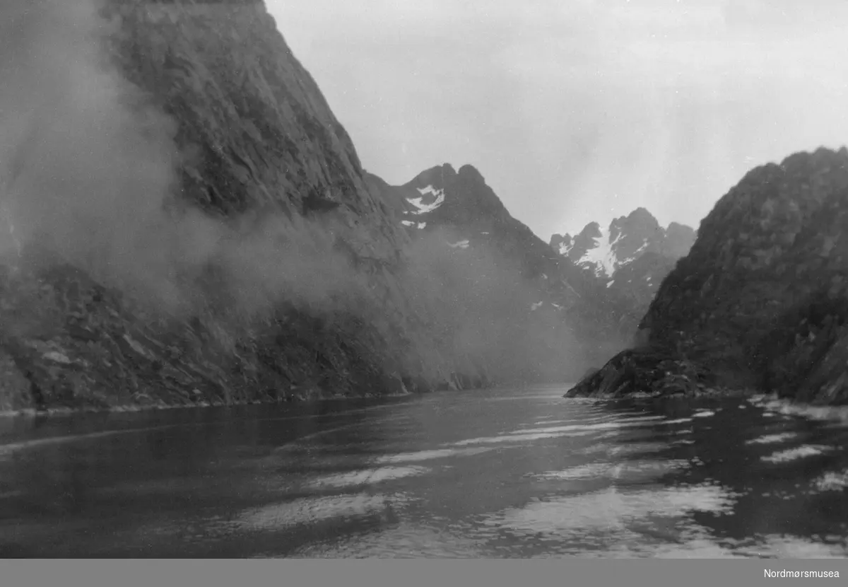 Landskapsbilde. Muligens fra Gudrine Andersens reise til Finnmark etter påført tekst på negativmappe. Fra Nordmøre museums fotosamlinger.