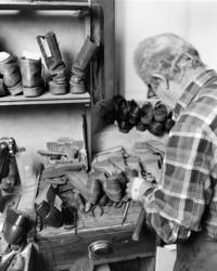 Skomaker Kristian Helgesen, Løten. Skomakerverksted,