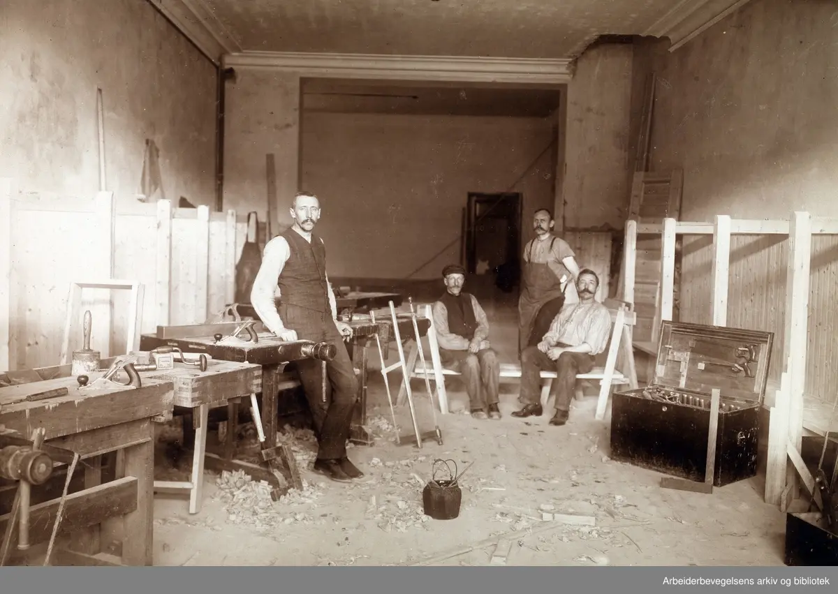 Fra ombyggingen av Folkets Hus på Youngstorget i 1907. Bygningssnekker I. O. Ahlstrøm..