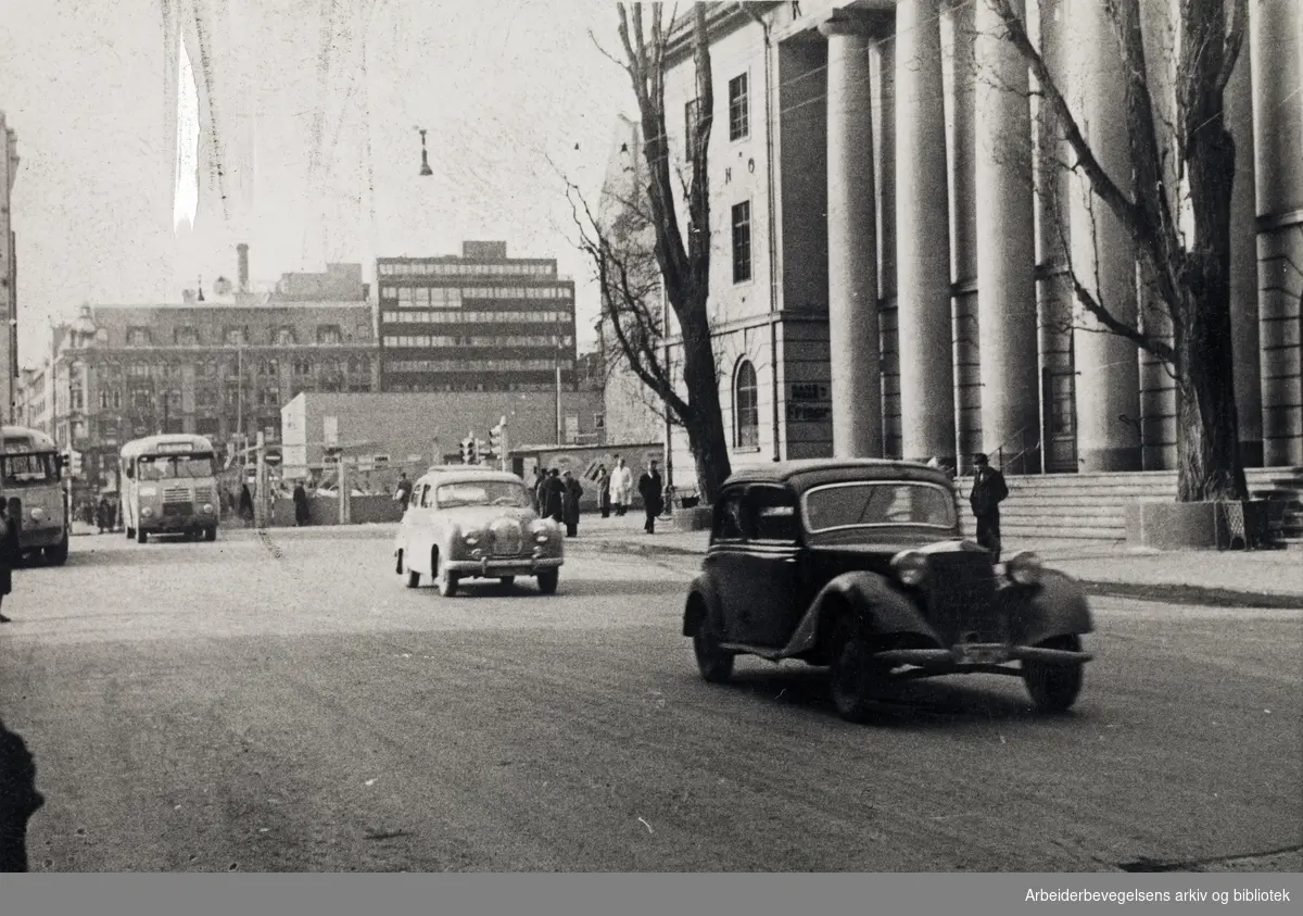 Torggata i Oslo. Torggata Bad til høyre. Åpen plass hvor Folkets Hus senere ble bygget. Udatert, 1954-56.