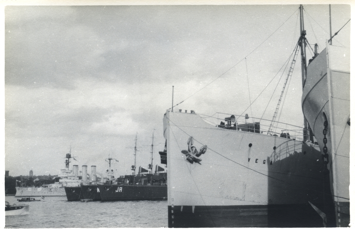 Tyskt flottbesök på Stockholms ström sensommaren 1929. I förgrunden ses Stockholms Rederi AB Sveas fartyg VEGA tillsammans med annat fartyg, sannolikt även det från Svea-rederiet. Lite längre bak i bild ses tre torpedbåtar, däribland JAGUAR (JR) och WOLF (WO). Längst bak skymtar det gamla slagskeppet HESSEN ("Linienschiff", av typ pre-dreadnought).