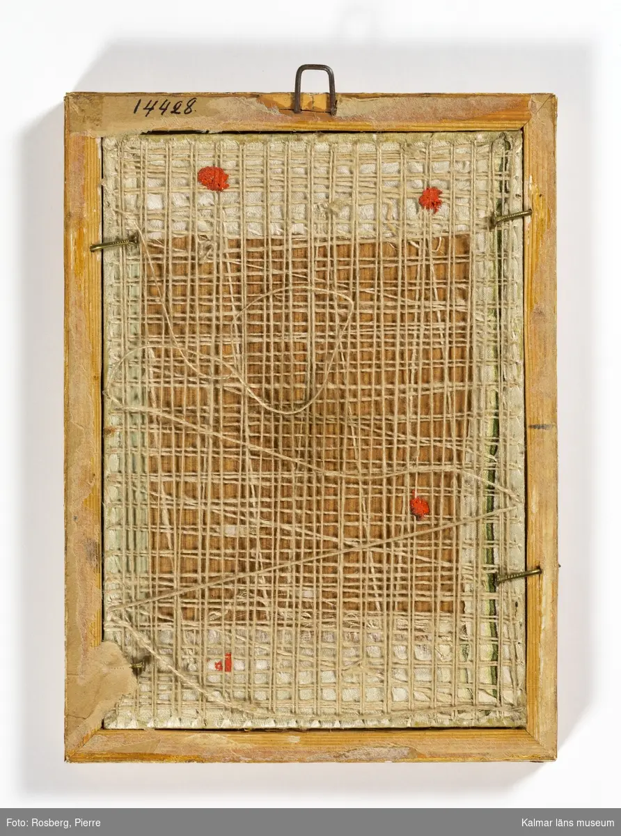 Dam med duva. Kvinna med duva i höger hand, till vänster i motivet en fågelbur.