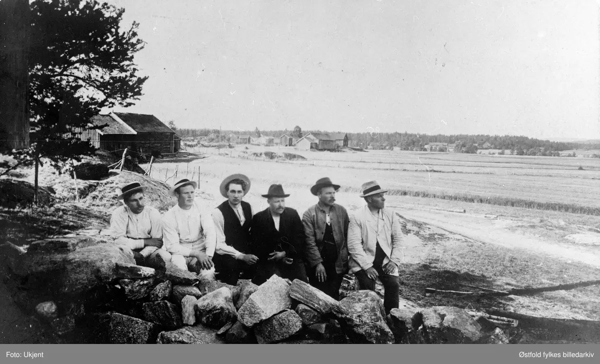 Bergby-kroken i Varteig ved Sarpsborg, 1914. Mennene er brødrene Hansen Bergby. Fra venstre: August, Hartvig, Arnt, Torstein, Sander og Ole Hansen Bergby Antakelig er fotografiet tatt en søndag.

Varteig historielag: 
"Disse seks brødrene hadde sin oppvekst på gårdsnummer 3051, bruksnummer 11 Bergby-Vestigærn. Fra venstre ser vi August, Hartvig, Arnt, Torstein, Sander og Ole Hansen Bergby. Søskenflokken besto av elleve, seks gutter og fem jenter. Foreldre var Berte Marie Sandersdatter og Hans Olsen Bergby. 
August var født 18. oktober i 1886. Han etablerte seg i Telemark, og var pølsemaker både på Notodden og Rjukan og han drev slakterbutikk i Porsgrunn. 
Hartvig Marius kom til verden 7. februar i 1885. Han emigrerte i ung alder til Amerika, der han etablerte seg med familie. Han og kona Lovise var hjemme på besøk i 1954. 
Arnt Oskar var født 4. februar i 1883. Han utdannet seg som pølsemaker og drev slakterbutikk i St. Marie gate 103 fram til 1956, samme året som han døde. 
Torstein var født 17. desember i 1880. Torstein forblir ugift, og dør 21. juni i 1940. 
Sander ble født 11. april i 1876. Han og kona Marie fikk tre barn, Hans, Anders og Berte Marie. Sander Bergby eide og drev Bergby midtre. 
Ole var eldst blant de elleve søsknene, født 16. januar i 1870, og den som overtok foreldregården Bergby. Han og kona Valborg f. Kristensen fikk fire barn, Knut, Torbjørn, Ola og Gunnar. Ole dør 4. august i 1969. "