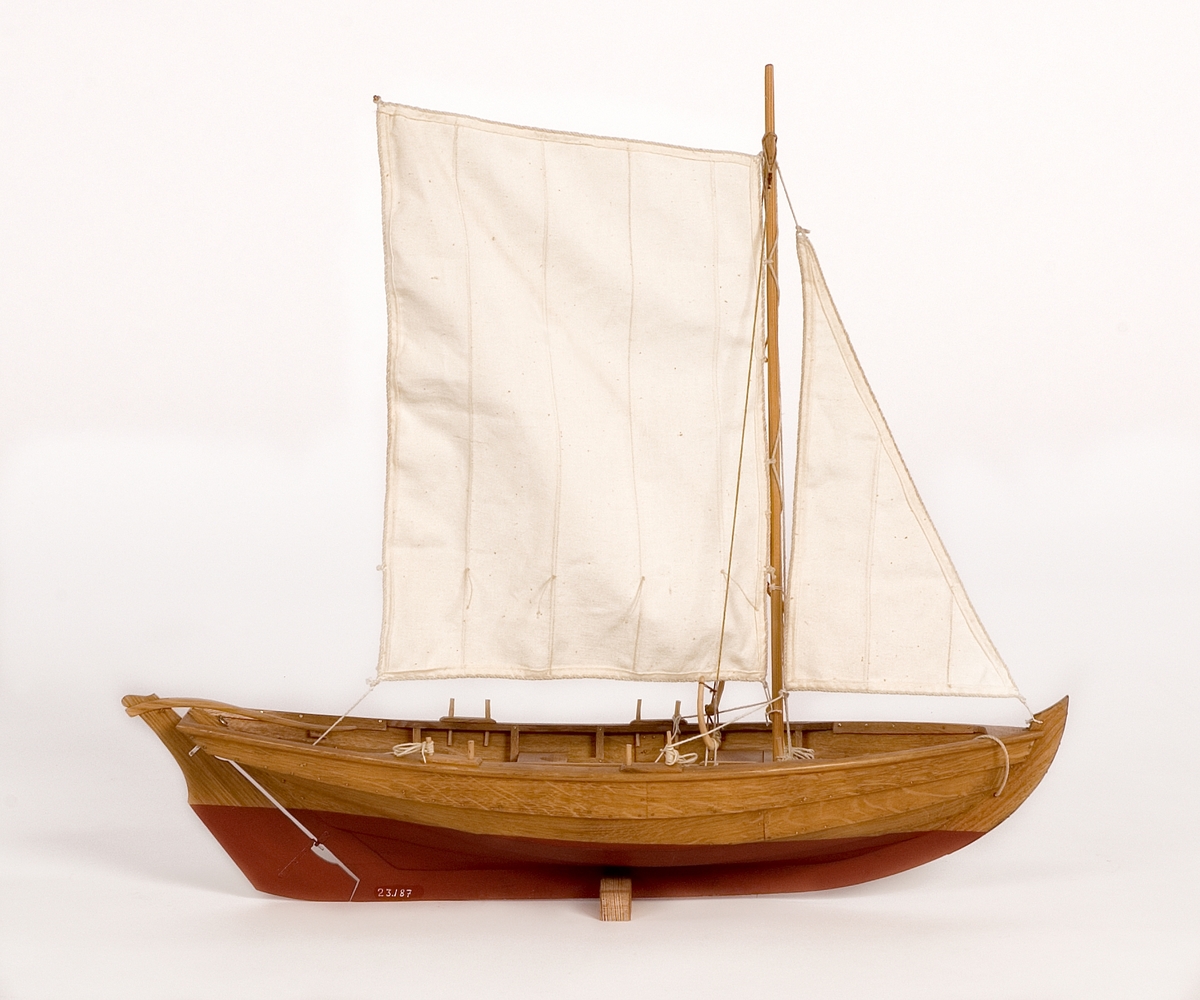 Modell av 15 fots blekingeeka, skala 1/10.  Åror durkar, sittbräden osv. Står i löst skrå.