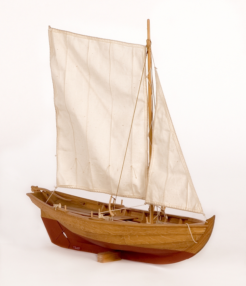 Modell av 15 fots blekingeeka, skala 1/10.  Åror durkar, sittbräden osv. Står i löst skrå.