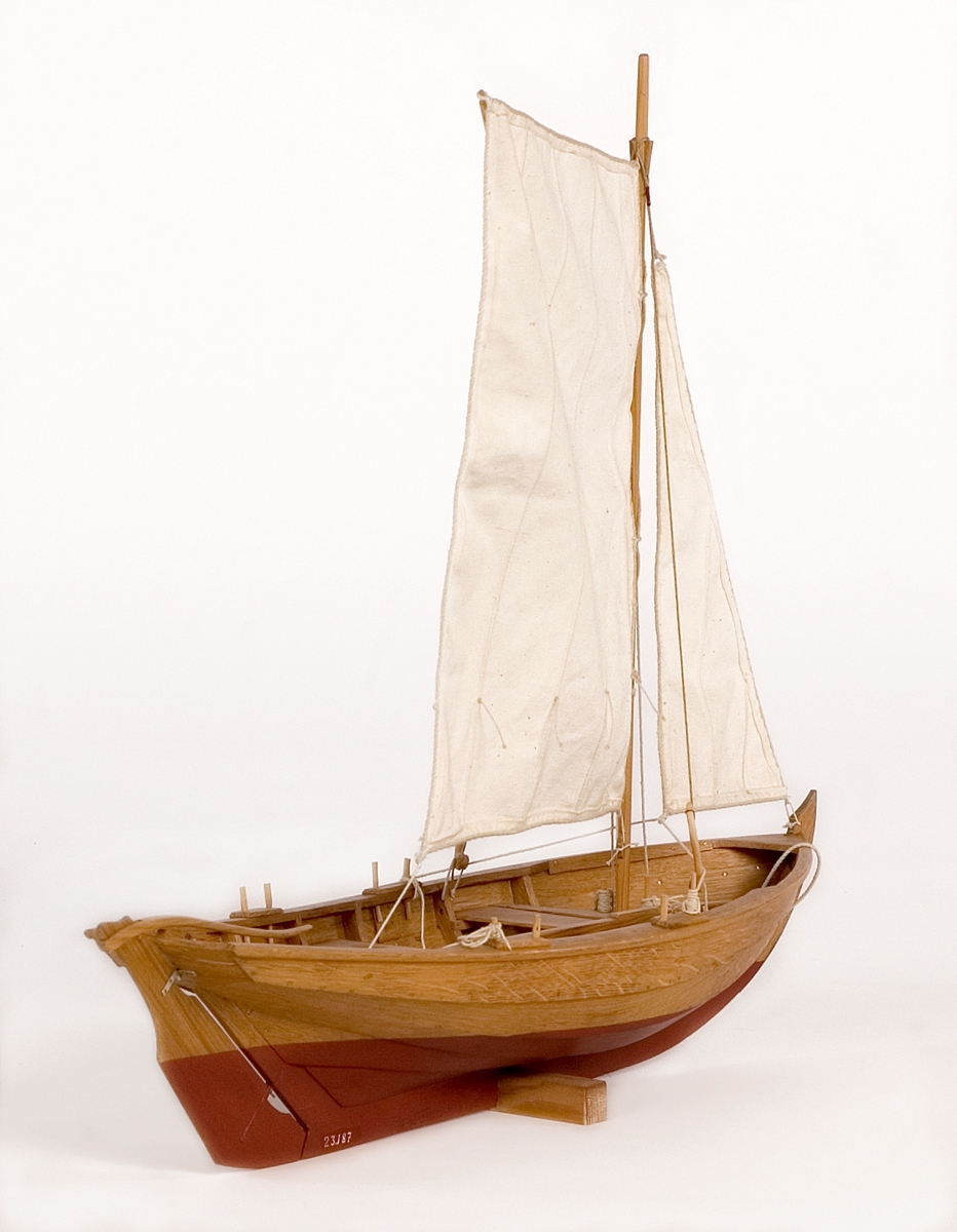 Modell av 15 fots blekingeeka, skala 1/10.  Åror durkar, sittbräden osv. Står i löst skrå.