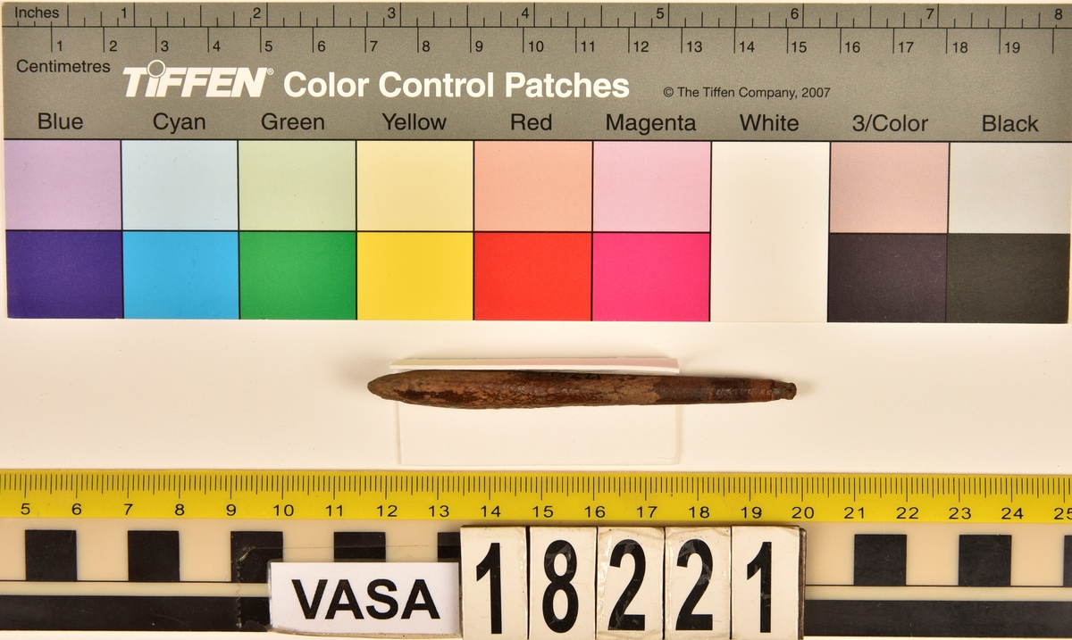 Ett föremål av ben eller horn.
Föremålet har ett runt hål i den tjockare änden. Den smala änden avslutas med en litet avfasat parti som om den delen suttit i ett hål.