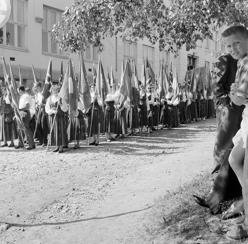 Norges Bondelag, landsmøte, opptog, faner,bannerdefelering, Hamar katedralskole, skoletorget.