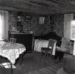 Interiör från boningshusets stora rum. Mors byrå och säng.