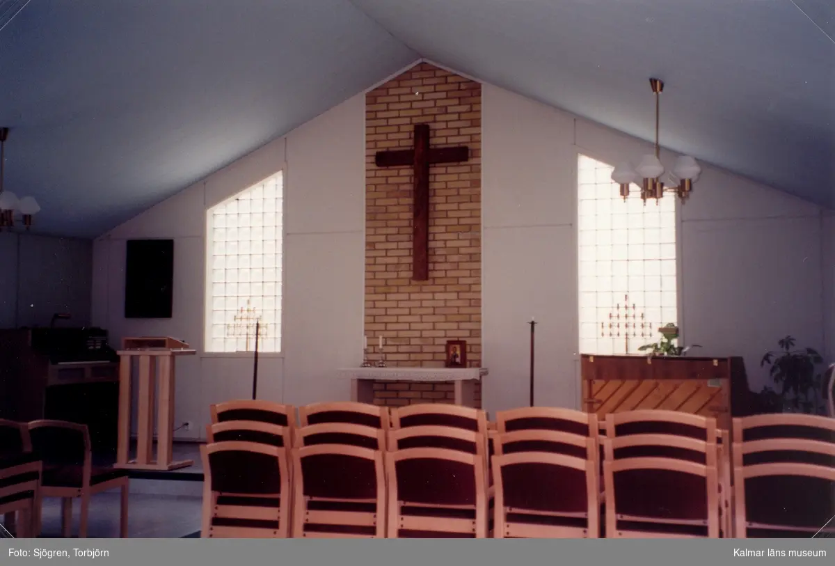 Gunnebo kyrka med altare, krucifix, ikon och ljuskrona.