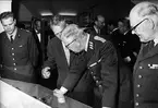 Karlsborg, kungabesök och invigning av museet år 1962. Gustaf VI Adolf, Arne Pohl till vänster. I bakgrunden syns öv Bratt, till höger R Åkerman.