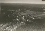 Flygfoto över Fliseryd, samhället med kyrkan och bostäder samt skog.