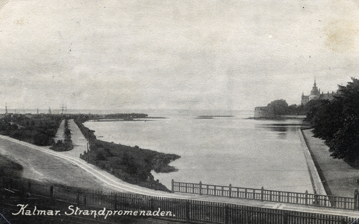 Vykort med motiv av strandpromenaden, Kalmar slott och järnvägsbron.