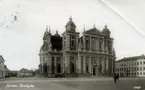 Kalmar domkyrka på Stortorget. Till höger i bild syns Stadshuset, fram till 1933 Kalmar högre allmänna läroverk. Framför Stadshuset syns den allmänna brunnen på torget.