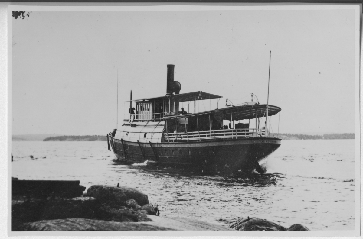 Ångfartyget Tenö lämnar Höganäs brygga på ingående mot Stockholm.