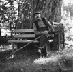 Västra Tunhem, August Berg. Rökpaus i uppröjningsarbete efter ovädret 9 augusti 1960