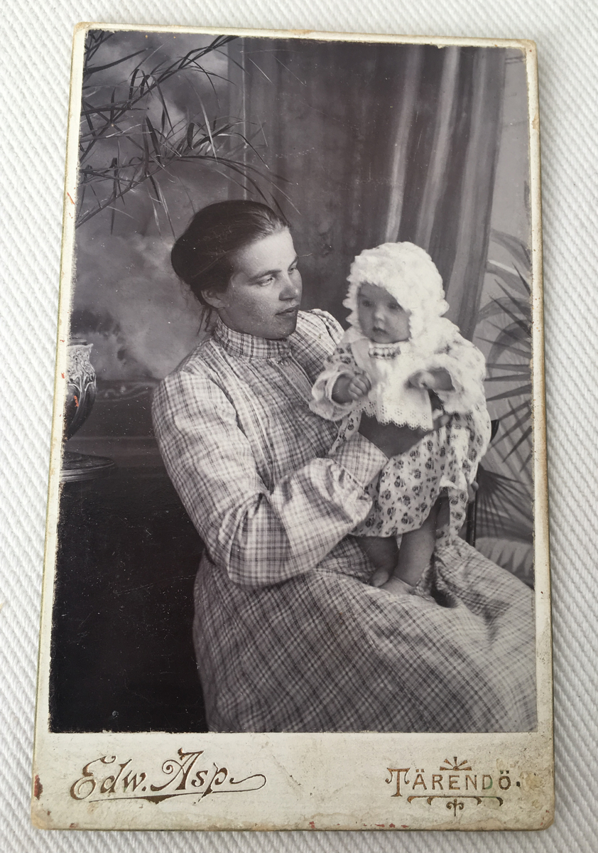 Edward Asp (1862-1919) var verksam som fotograf i Tärendö i Västerbotten. Ateljéfotografier finns från Tärendö med fotografens namn. Registrerad som folkskollärare i Sveriges befolkning 1900 med bostadsort Tärendö.