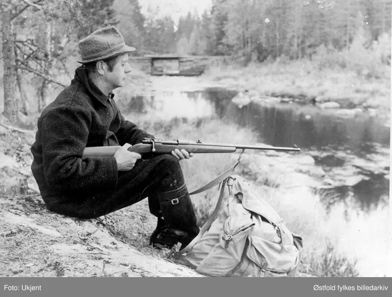 Elgjakt i Rømskog, ca 1960. Jeger er Kjell Torp. Geværet er en Mauser.