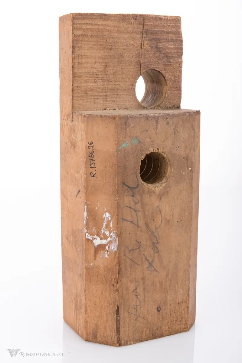 Rektangulær trekloss. Gjennom klossen er det et gjenget hull med høveljern i for å kunne høvle ut gjenger på et emne.