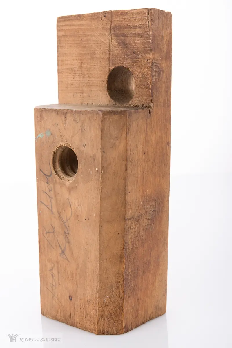 Rektangulær trekloss. Gjennom klossen er det et gjenget hull med høveljern i for å kunne høvle ut gjenger på et emne.