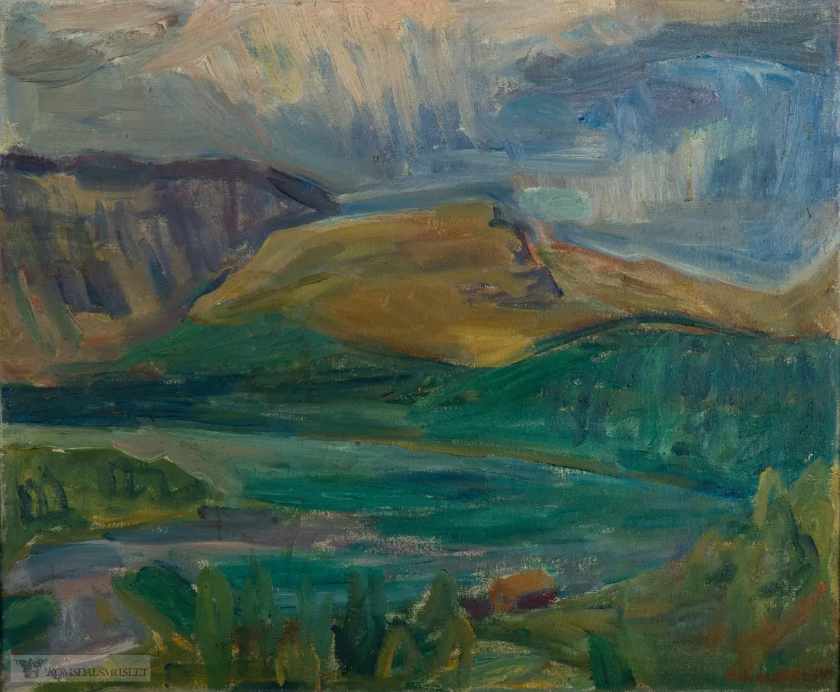 Fjellandskap. Et fjellvann innrammet av vegetasjon med fjell og heier i bakgrunnen.