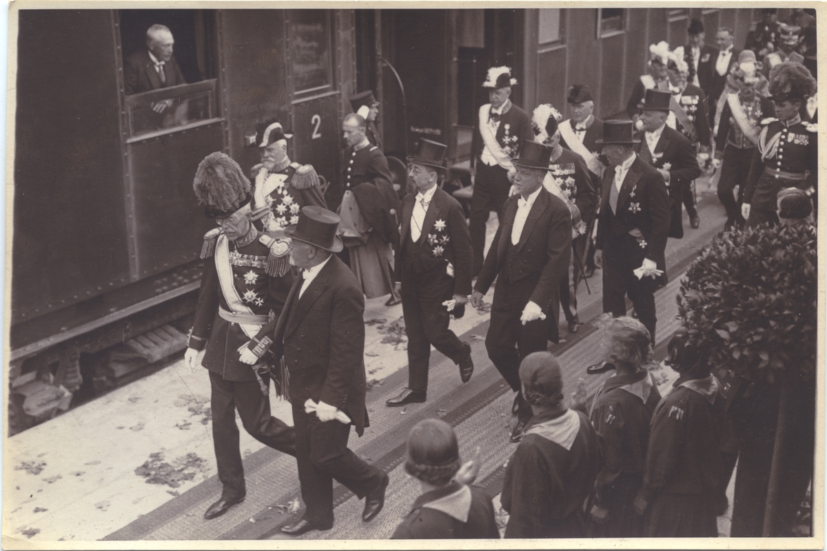 Kung Gustaf V:s ankomst från Tallinn till Riga under det baltiska statsbesöket i juni 1929. Vid kungens sida den lettiske presidenten Zemgals.