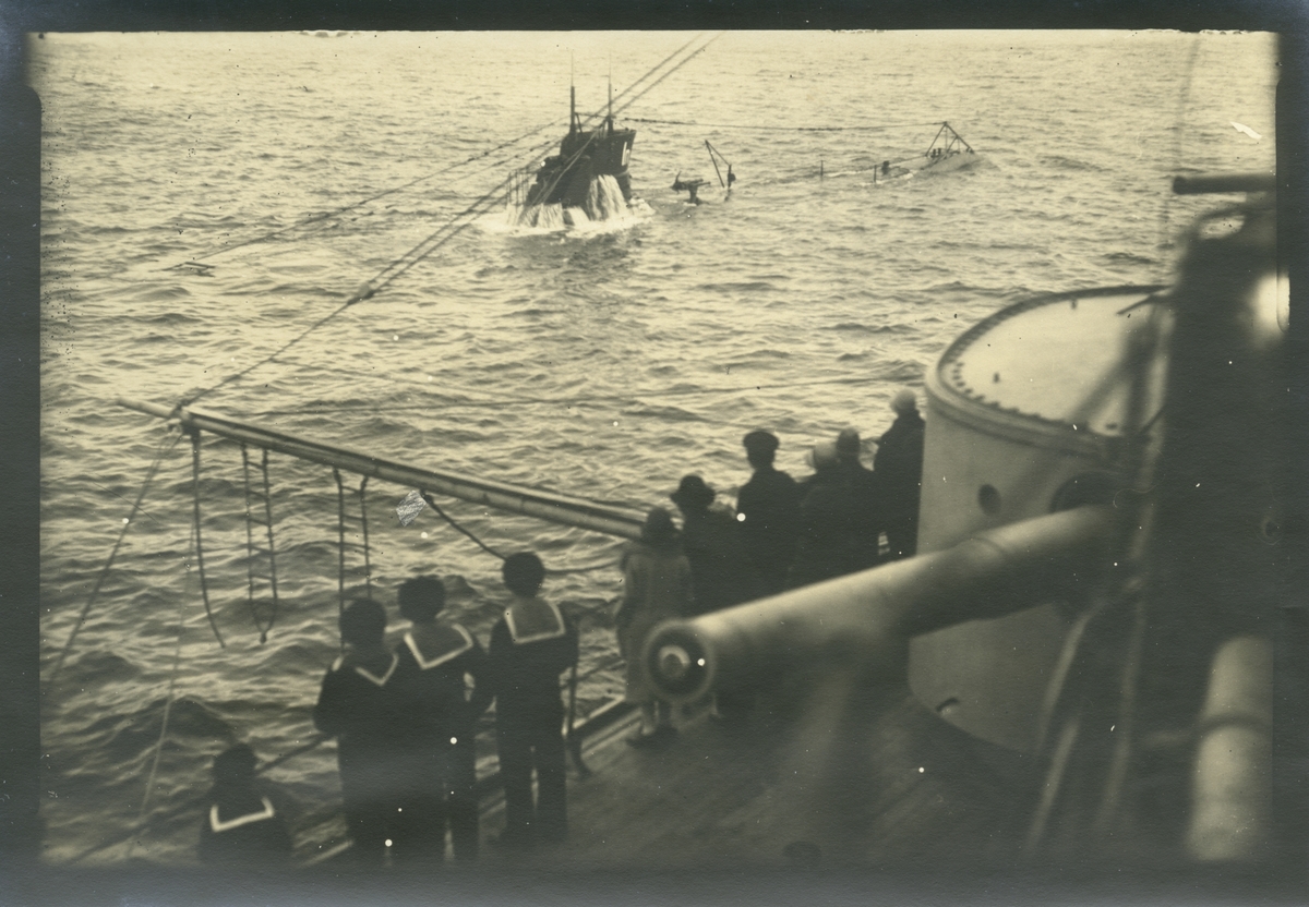 Ubåten ILLERN fotograferad från pansarskeppet SVERIGE under Örlogsflottans Ungdomsdag på Baggensfjärden 8 september 1929. Jffr Fo229202A och Fo229207A.