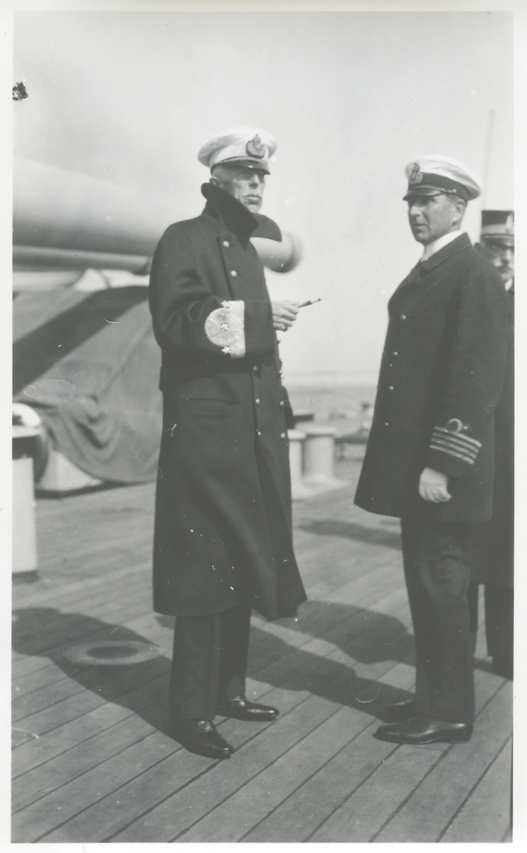 Gustav V i samtal med fartygschefen på pansarskeppet SVERIGE kommendörkapten Adolf Mörner.
