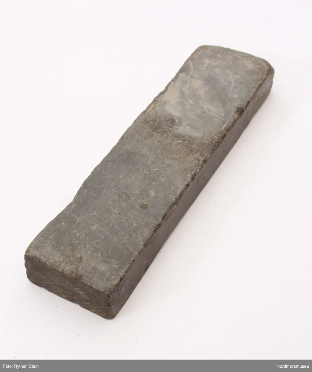 Fire heiner. En karborendumhein (ny type). Tre stedfunde elveheiner.
Beskr.: ca) Av karborendum, regelmessig form. Den ene halvdel grovere overflate.
cb-cd) Tre ikke ferdigframstilte heiner. Uregelmessige former.
ce) Som cb-cd, men mer regelmessig.