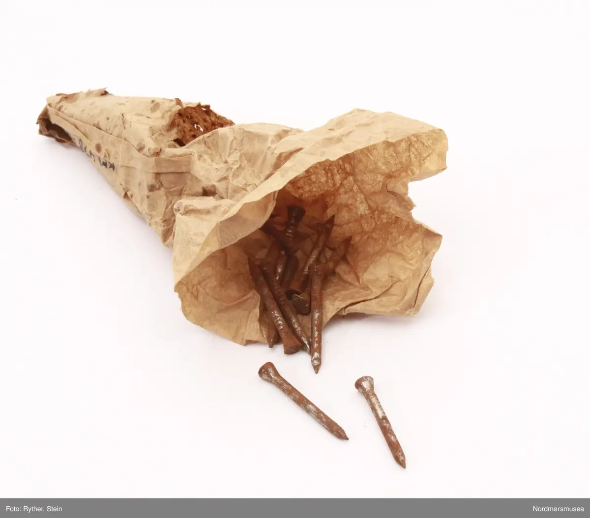 sa) Rund, dreiet treeske med lokk. Inneholder 1,5-2 cm lange pinner med spiss i ene enden. Mye bek utenpå esken.
sb) Avlang pappeske med lokk. Inneholder diverse låser, skruer o.l. 
Påskrift "Polar mixture".
sc) Firkantet sigareske i tre med lokk og hengsler. Inneholder syv trådsneller, en stk. harpiks (?), og en pose med metall "nagler". Lokk sprukket. Fargebilde med neger på.
sd) Syv poser med diverse innhold: Tre med pinner, tre med spiker, en med spenner.
se) Diverse lærbiter, lærreimer, såler osv. Ligger utover i skokrakkens hovedrom.