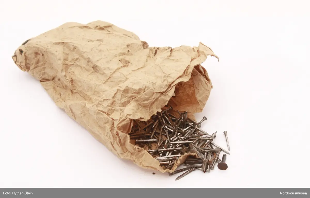 sa) Rund, dreiet treeske med lokk. Inneholder 1,5-2 cm lange pinner med spiss i ene enden. Mye bek utenpå esken.
sb) Avlang pappeske med lokk. Inneholder diverse låser, skruer o.l. 
Påskrift "Polar mixture".
sc) Firkantet sigareske i tre med lokk og hengsler. Inneholder syv trådsneller, en stk. harpiks (?), og en pose med metall "nagler". Lokk sprukket. Fargebilde med neger på.
sd) Syv poser med diverse innhold: Tre med pinner, tre med spiker, en med spenner.
se) Diverse lærbiter, lærreimer, såler osv. Ligger utover i skokrakkens hovedrom.