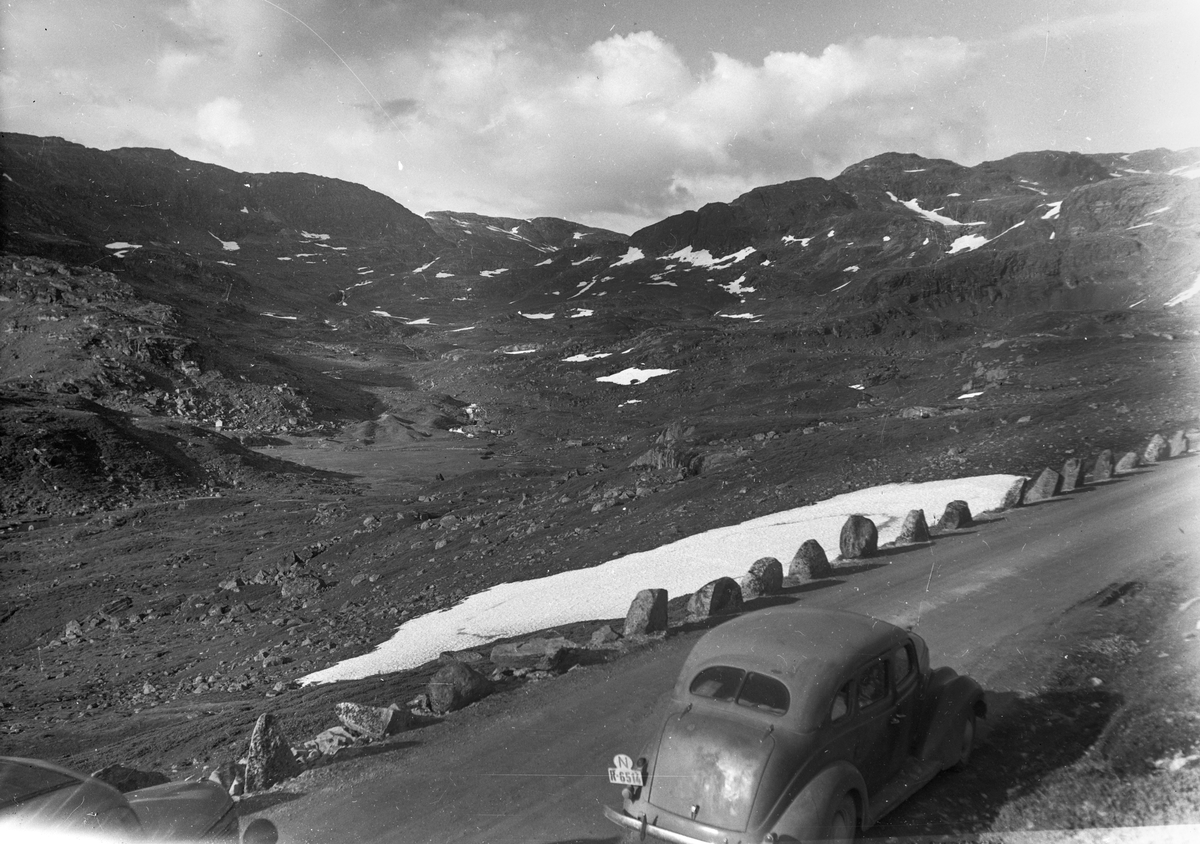 Bil på veg over fjellet